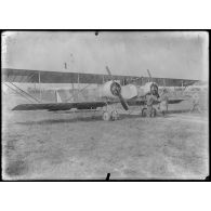 Le nouveau Caudron. 2 moteurs. Mitrailleuse. Au départ. [légende d'origine]