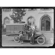 (Saint-Amarin) (Haut-Rhin). Ambulance américaine devant l'hôpital mobile alsacien. [légende d'origine]