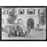 (Saint-Amarin) (Haut-Rhin). Ambulance américaine devant l'hôpital mobile alsacien. [légende d'origine]