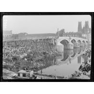 Pont à Mousson (Meurthe et Moselle). Auto de l'ambulance américaine (au fond la cathédrale et le pont). [légende d'origine]