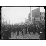 Salonique. 9 octobre 1916. La voiture de monsieur Vénizélos entourée de la foule et escortée de gendarmes grecs. [légende d'origine]