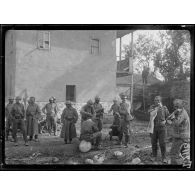 (Klabucista). Soldats russes au repos. Le coiffeur. [légende d'origine]