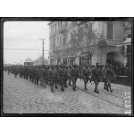 Salonique. 15 novembre 1916. Défilé de soldats italiens venant de débarquer. [légende d'origine]