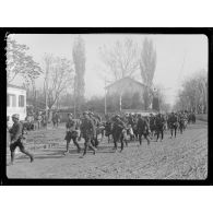 Salonique. 15 novembre 1916. Départ pour le front de deux bataillons grecs division de Serres commandant le colonel Cristodoulos. [légende d'origine]