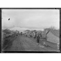 Negocani. Rue principale. Empierrement de la route. [légende d'origine]