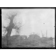 Negocani. Vue sur le village et les tranchées françaises. [légende d'origine]