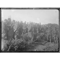 Drevens. Distribution de pain aux soldats. [légende d'origine]