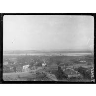 Bohemica. Vue générale, au loin construction d'un nouveau pont sur le Vardar. [légende d'origine]