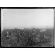 Route de Kara Sinanci (ouest du Vardar). Soldats grecs au travail (établissement du camp). [légende d'origine]