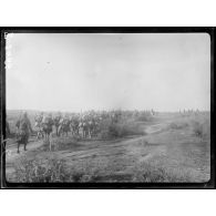 Route de Kara Sinanci (ouest du Vardar). Soldats grecs allant aux premières lignes. [légende d'origine]