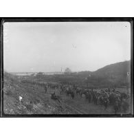 Route de Kara Sinanci (ouest du Vardar). Soldats grecs du gouvernement provisoire allant aux premières lignes. [légende d'origine]