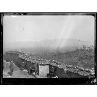 Monastère de Tekke. Tirailleurs surveillant la montagne, prêts à tirer contre les comitadjis. [légende d'origine]