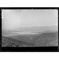 Lac Maliq et villages de Libonik et Maliq. Au fond les montagnes occupées par les autrichiens et les comitadjis. [légende d'origine]