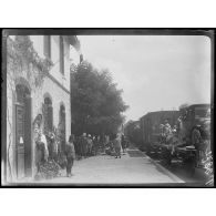 Velestino (Thessalie). En gare. Train de zouaves et de chasseurs. [légende d'origine]