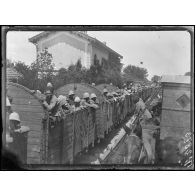 Velestino (Thessalie). En gare. Train de troupes passant en gare. [légende d'origine]