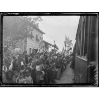 Larissa. La gare. La foule acclame les soldats. [légende d'origine]