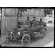 Salonique. Automobile de la mission antipaludique. [légende d'origine]