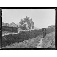 Kalabaka (Thessalie). L'église du XIe siècle élevée par le prince Andronic Paléologue. (Juin 1917). [légende d'origine]