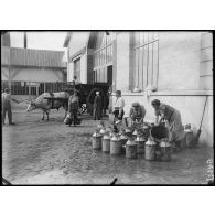 Parc de l'usine de produits chimiques de Croissy. Le contrôle des pots de lait (nettoyage supplémentaire). [légende d'origine]