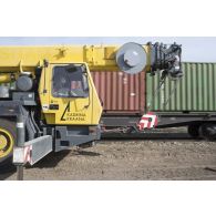 Un camion-grue s'apprête à décharger des containers depuis un train à Tapa, en Estonie.