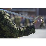 Sabre de cérémonie porté par un officier estonien à Tapa, en Estonie.