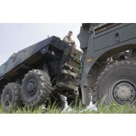 Dépannage d'un véhicule blindé de combat d'infanterie (VBCI) au moyen d'un camion britannique à Tapa, en Estonie.