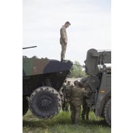 Des mécaniciens britanniques mènent le dépannage d'un véhicule blindé de combat d'infanterie (VBCI) au moyen d'un camion à Tapa, en Estonie.