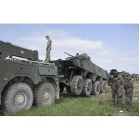 Des mécaniciens britanniques mènent le dépannage d'un véhicule blindé de combat d'infanterie (VBCI) au moyen d'un camion à Tapa, en Estonie.