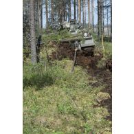 Dépannage d'un véhicule blindé d'infanterie au sein d'une zone marécageuse à Tapa, en Estonie.