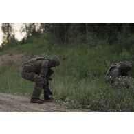 Des légionnaires du 1er régiment étranger de génie (1er REG) placent des fausses mines afin de ralentir la progression ennemie à Tapa, en Estonie.