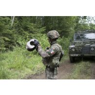 Un sapeur du 1er régiment étranger de génie (1er REG) déroule du cordon détonant à Tapa, en Estonie.