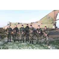 Photographie de groupe devant une épave d'avion de combat MIG soviétique à l'aéroport de Mazar e Charif lors de la visite du général de division aérienne Gaviard, sous-chef d'état-major Opérations de l'EMA (état-major des armées) et du colonel Saillard, RepFrance (représentant des éléments français).