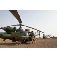 Ravitaillement en carburant d'un hélicoptère de transport Gazelle SA-342 par le personnel navigant britannique sur la piste de la PFOD de Gao.