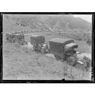 Route d'Itéa. Convois d'automobiles transportant des troupes. [légende d'origine]