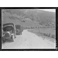 Route d'Itéa. Convois d'automobiles transportant des troupes. [légende d'origine]