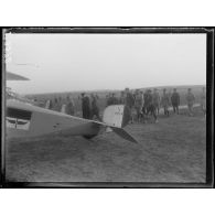 Salonique. Au camp d'aviation.M. Venizelos et le général Guillaumat passent au milieu des appareils. [légende d'origine]