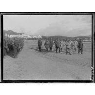 Athènes. Au champ de Mars, le général Guillaumat et le général Paraskevopoulos, commandant le 1er corps d'armée hellénique, passent en revue l'infanterie grecque. [légende d'origine]