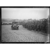 Salonique. Fête nationale grecque. Les troupes grecques rendent les honneurs au général Guillaumat. [légende d'origine]