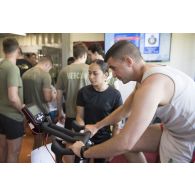 Un soldat mène une course à vélo à Tapa, en Estonie.