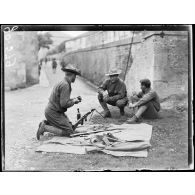 Tréveray, camp américain. Soldat nettoyant un fusil mitrailleur. [légende d'origine]