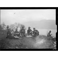 Lac du Bourget, abbaye de Hautecombe. Permissionnaires américains en excursion. Déjeuner sur l'herbe. [légende d'origine]