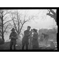 Lac du Bourget, abbaye de Hautecombe. Permissionnaires américains en excursion. Le déjeuner sur l'herbe. [légende d'origine]