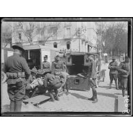 Aix-les-Bains, arrivée de blessés français, le transport aux hôpitaux par la Croix-Rouge américaine. [légende d'origine]