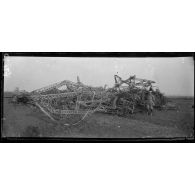 Chennevières. Près Lunéville. Zeppelin abattu le 20 octobre 1917. Les débris. [légende d'origine]