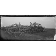 Chennevières. Près Lunéville. Zeppelin abattu le 20 octobre 1917. Les débris. [légende d'origine]