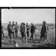 Demange, armée américaine. Terrain de manoeuvres, démonstration pour l'adaptation du tromblon. [légende d'origine]