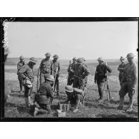 Demange, armée américaine. Terrain de manoeuvres, démonstration pour l'adapation du tromblon. [légende d'origine]