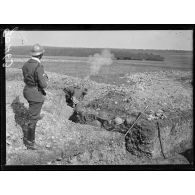 Demange, armée américaine. Terrain de manoeuvres, chasseur tirant avec le fusil lance-grenade VB. [légende d'origine]