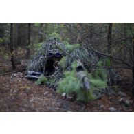 Un binôme de tireurs d'élite du 2e régiment étranger d'infanterie (2e REI) observe le terrain en forêt de Sirgala, en Estonie.