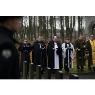 Des aumoniers militaires britanniques et estoniens participent à un office religieux lors de la cérémonie du 11 novembre à Tallinn, en Estonie.